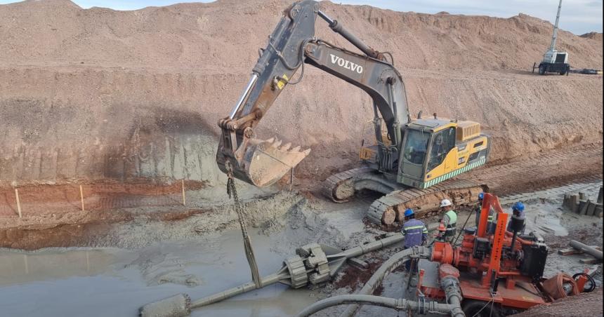 Inspeccionaron los cruces del Gasoducto Neacutestor Kirchner bajo los riacuteos Colorado y Salado