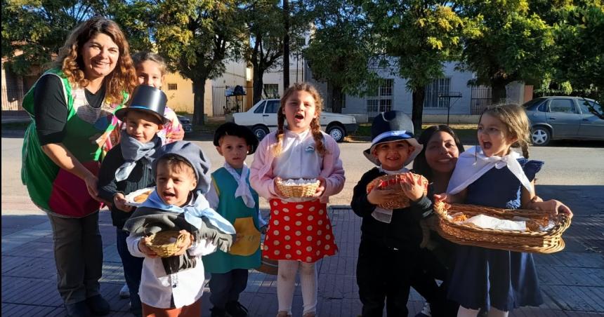 El Jardiacuten Maternal Crecer festejoacute el 25 de Mayo con tortas fritas y pastelitos