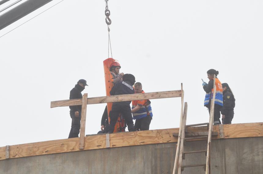 Operario cayoacute en una cisterna en construccioacuten y tuvo que ser rescatado con una gruacutea