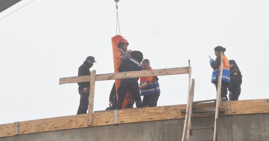 Operario cayoacute en una cisterna en construccioacuten y tuvo que ser rescatado con una gruacutea