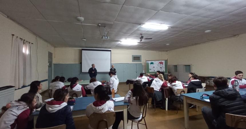 Charla de funcionarios judiciales a alumnos de Alvear