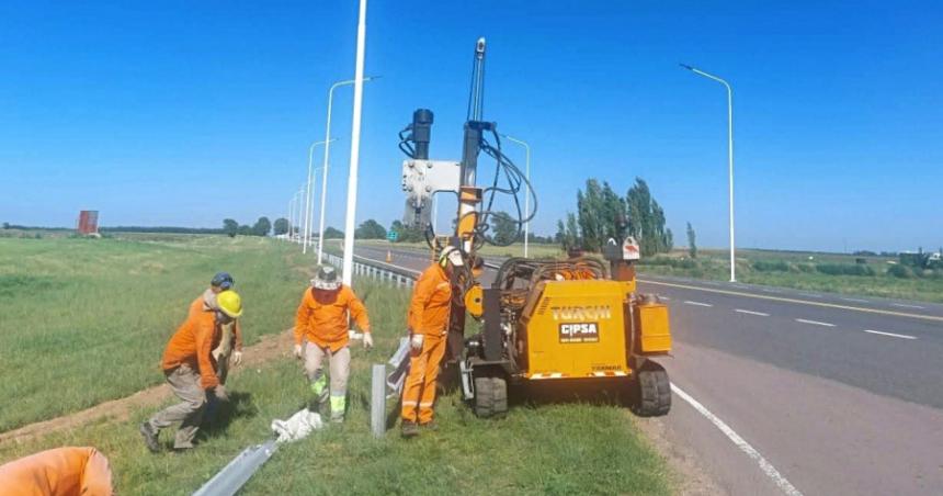 Siguen iluminando cruces de rutas