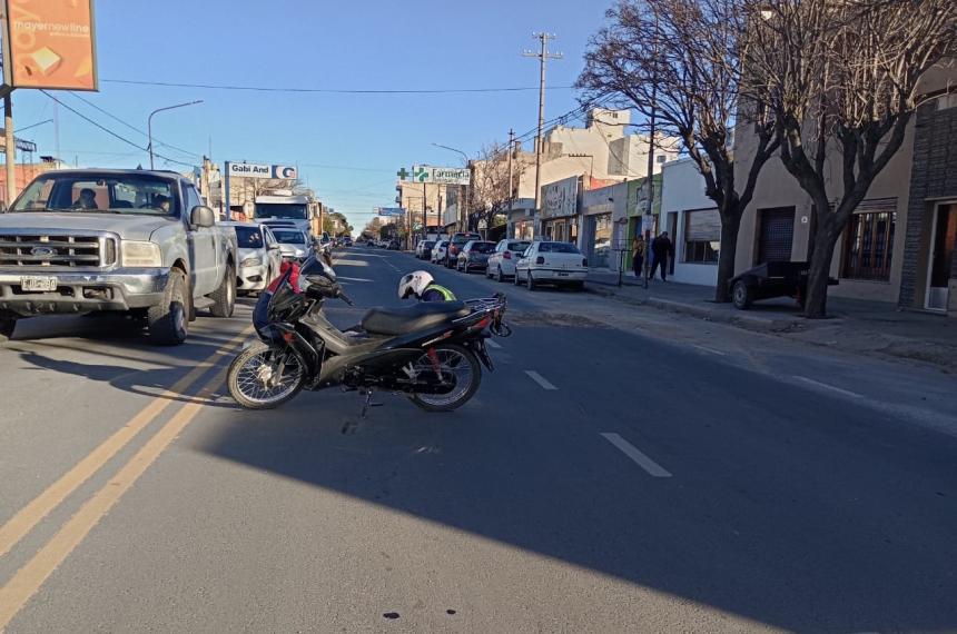 Dos mujeres motociclistas heridas en un accidente en la avenida Luro