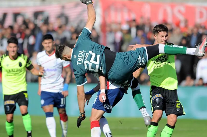 San Lorenzo cayoacute con Barracas y complicoacute sus chances