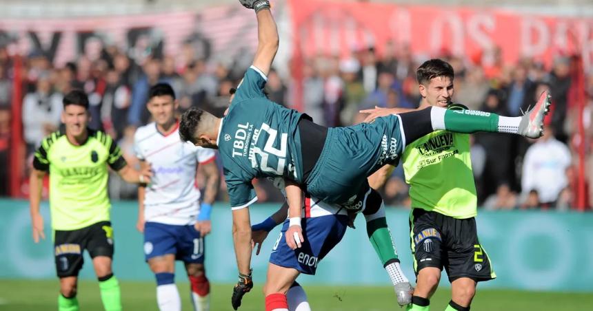 San Lorenzo cayoacute con Barracas y complicoacute sus chances