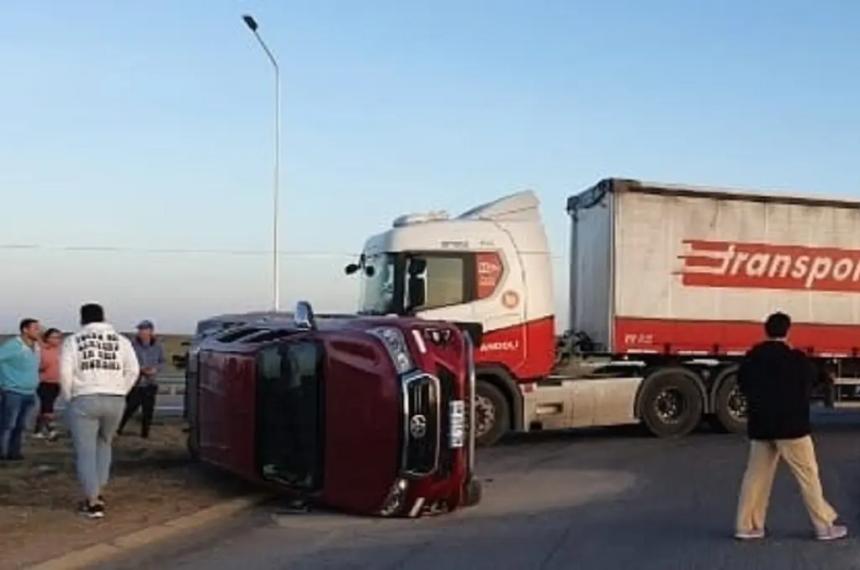 Fuerte choque entre un camioacuten y una camioneta