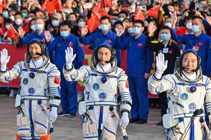 La misioacuten china con el primer astronauta civil llegoacute a la estacioacuten espacial Tiangong