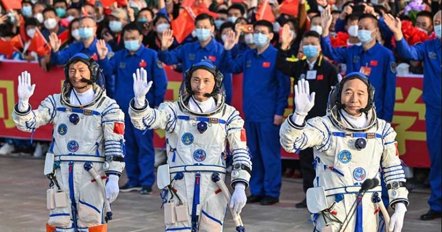 La misioacuten china con el primer astronauta civil llegoacute a la estacioacuten espacial Tiangong