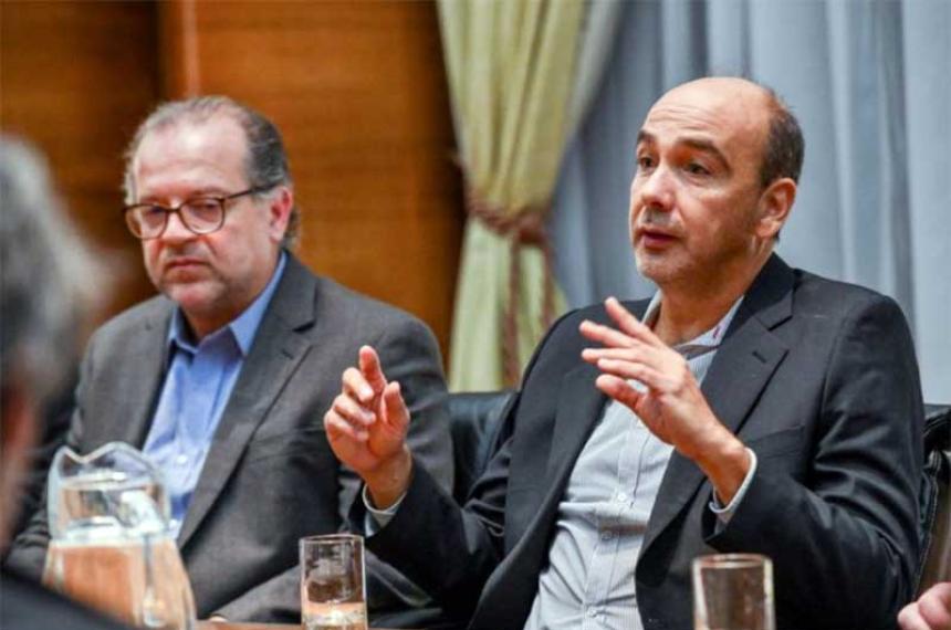 Economiacutea analiza con bancos el lanzamiento de un canje de deuda en junio