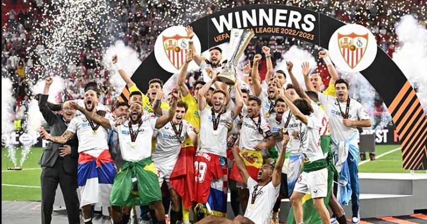 Sevilla le ganoacute por penales a Roma y se consagroacute campeoacuten de la EL