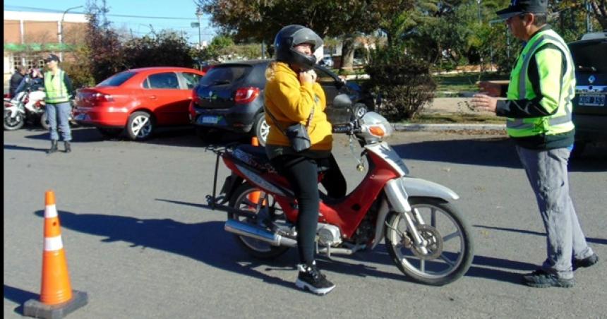 Seguridad entregoacute cascos y chalecos a motociclistas de Trenel
