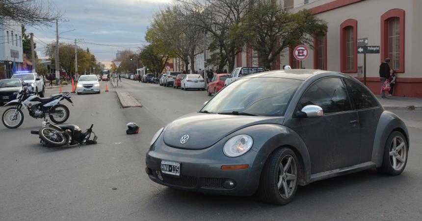 Una motociclista lesionada tras un choque en Uruguay y Pellegrini