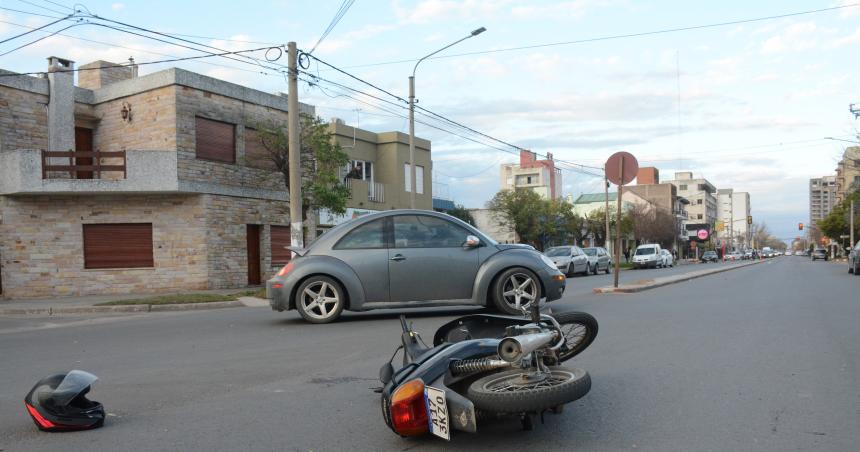 Una motociclista lesionada tras un choque en Uruguay y Pellegrini