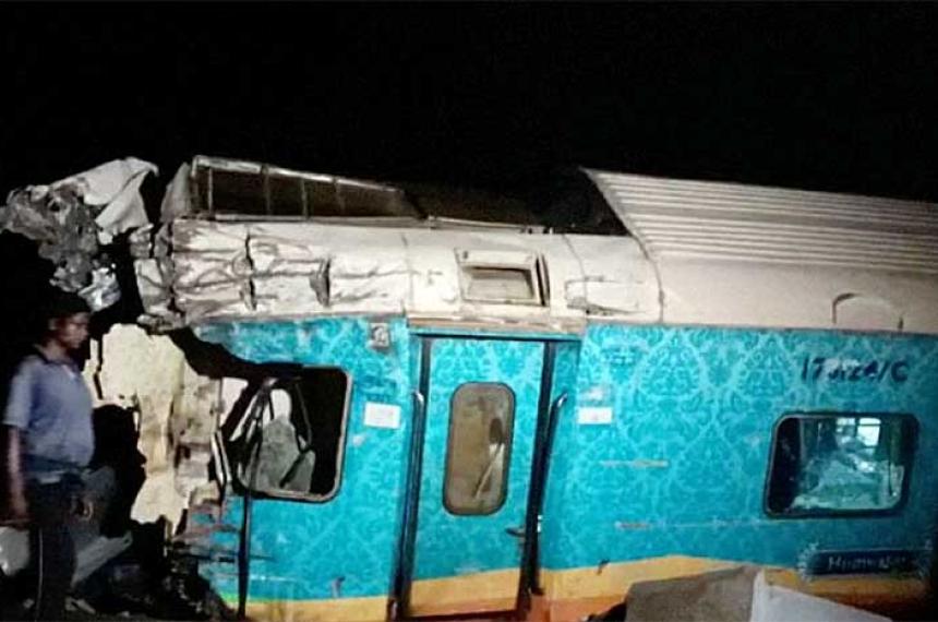 India- al menos 288 muertos y 900 heridos tras colisioacuten de trenes