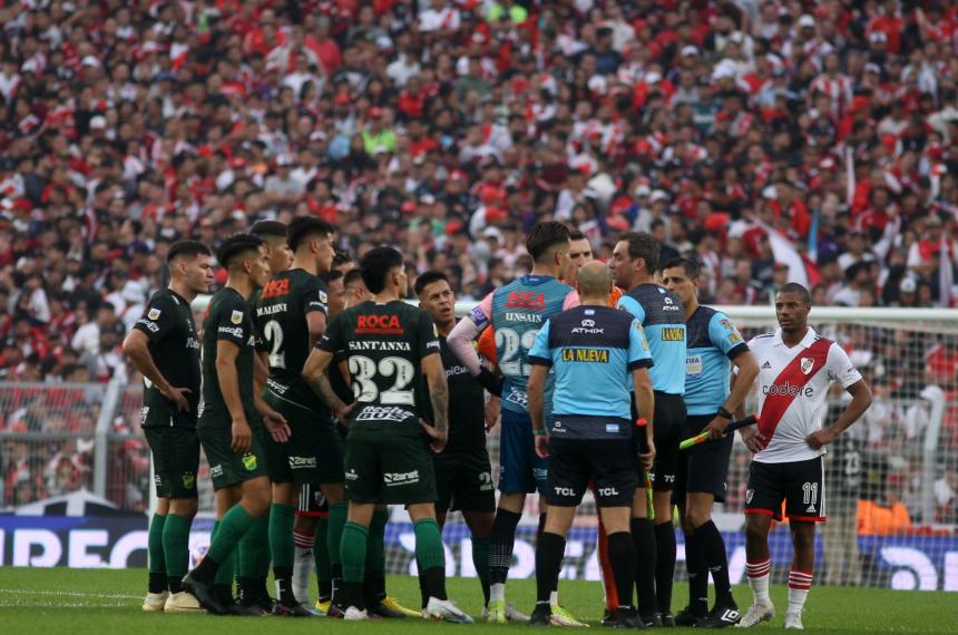 River - Defensa y Justicia suspendido por la muerte de un hincha en el Monumental