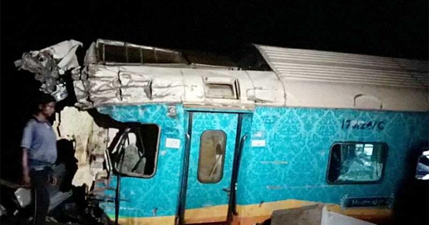 India- al menos 288 muertos y 900 heridos tras colisioacuten de trenes