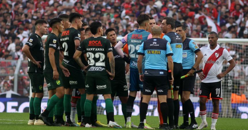 River - Defensa y Justicia suspendido por la muerte de un hincha en el Monumental