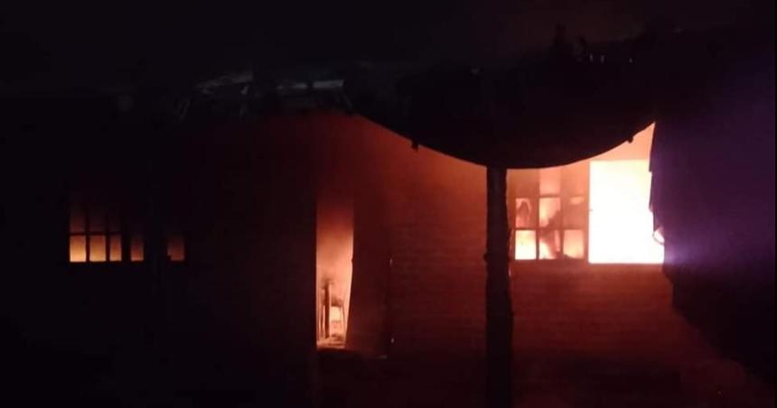 Una familia de Colonia 25 de Mayo perdioacute todo en el incendio de su vivienda