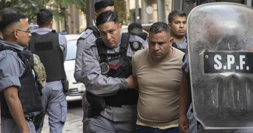 Indagan al policiacutea acusado de encubrir el homicidio de Lucas Gonzaacutelez