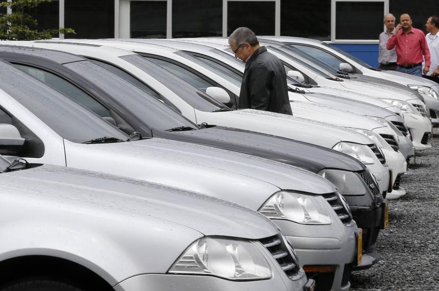 Desde junio son hasta 20-en-porciento- maacutes caros los costos fijos de patentar o transferir un auto