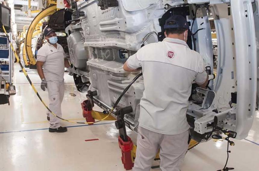 La actividad industrial y la construccioacuten crecieron en abril