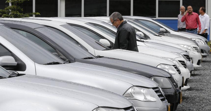 Desde junio son hasta 20-en-porciento- maacutes caros los costos fijos de patentar o transferir un auto