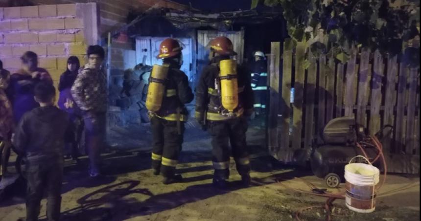 Se incendioacute un galpoacuten en el barrio Federal