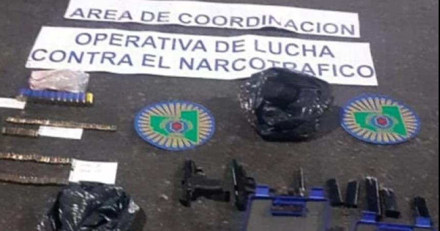 Secuestran maacutes de dos kilos de cocaiacutena y armas en un colectivo