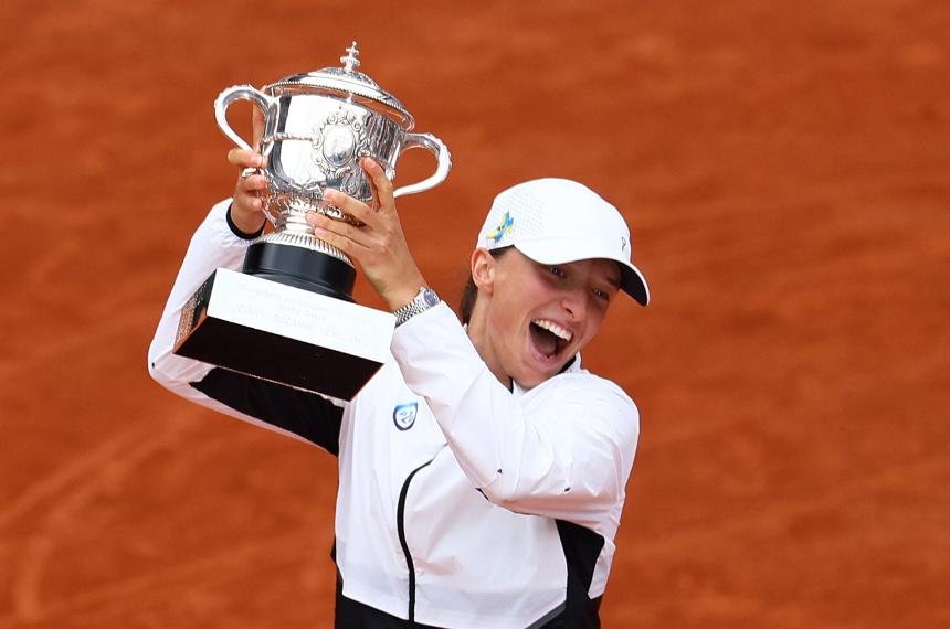 Swiatek se coronoacute nuevamente en Roland Garros