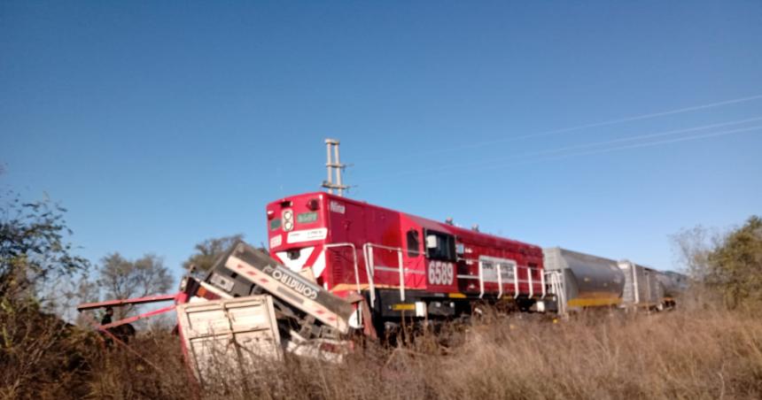 Un tren embistioacute a un camioacuten en Quemuacute Quemuacute