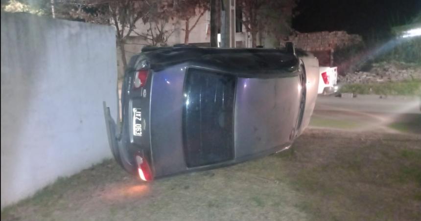 Lo rozoacute otro vehiacuteculo que escapoacute y volcoacute dentro de un terreno