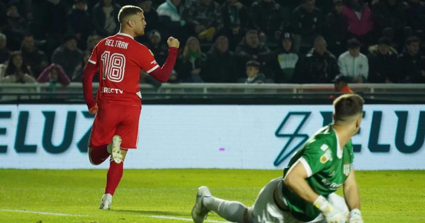 River goleoacute 4-1 a Banfield y se consolida como puntero