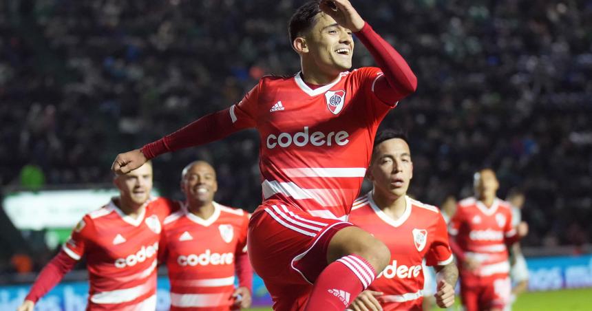 River goleoacute 4-1 a Banfield y se consolida como puntero