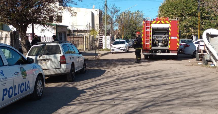 Dos personas trasladadas al hospital tras un incendio en una vivienda del barrio Ranqueles