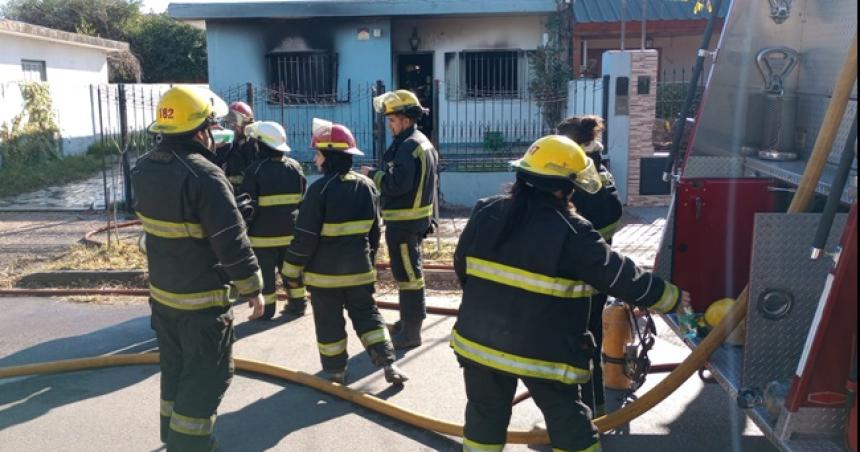 Dos nintildeos escaparon del incendio de su casa en Pico