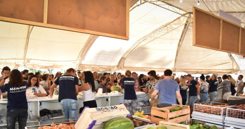 Por el Diacutea del Padre sortearaacuten tres canastas en el Mercado Municipal