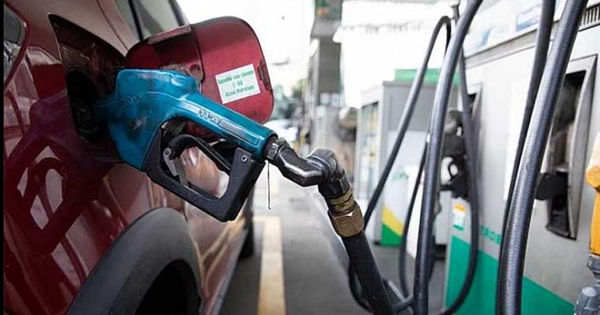 Las petroleras se despegan de Precios Justos y aumentaraacuten las naftas entre un 45 -en-porciento- y un 55-en-porciento-