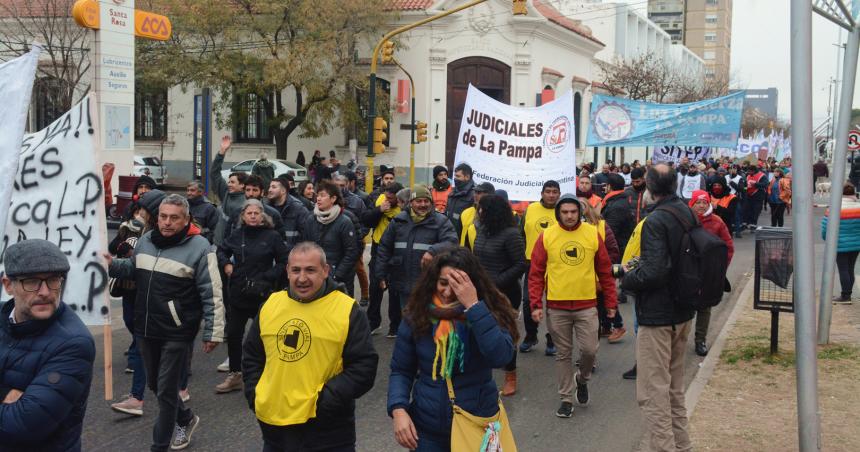 La CTA Autoacutenoma movimientos sociales y docentes autoconvocados marcharon en Santa Rosa