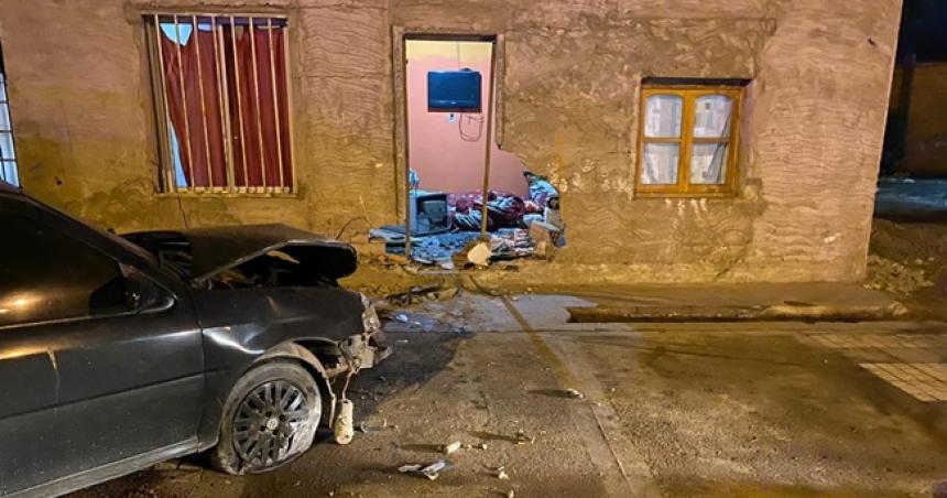 Conductor alcoholizado chocoacute el frente de una casa en Santa Rosa
