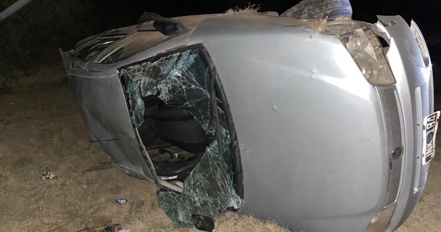 Un auto con cuatro ocupantes volcoacute en la Ruta 14