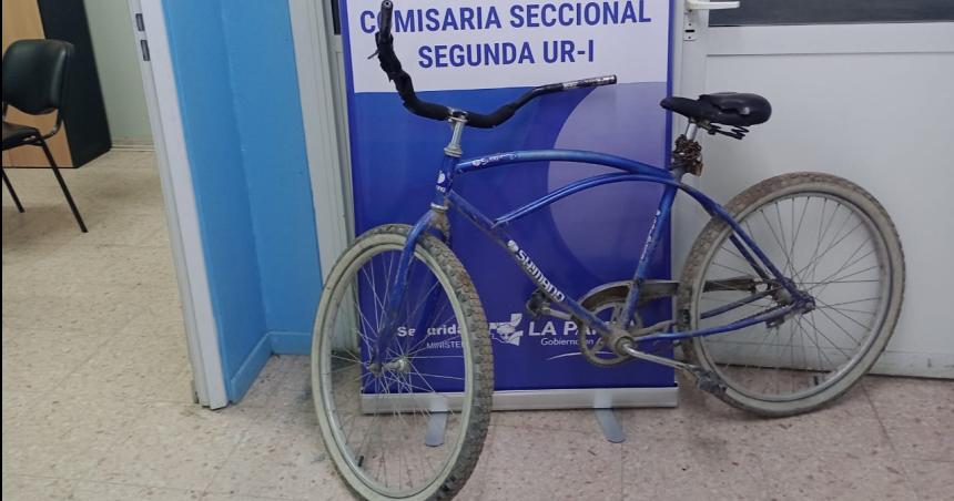 Teniacutea salida transitoria discutioacute con un joven y le roboacute la bici