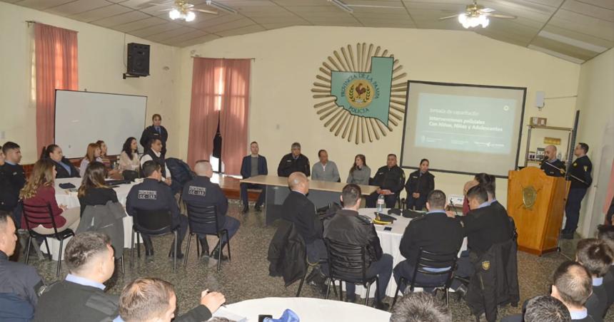 Capacitan a policiacuteas para su intervencioacuten con nintildeeces y adolescencias