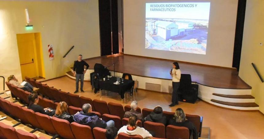 Encuentro informativo sobre residuos biopatogeacutenicos en Realicoacute