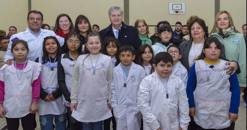 En Luan Toro prometieron a la Bandera estudiantes y cadetes de la Policiacutea