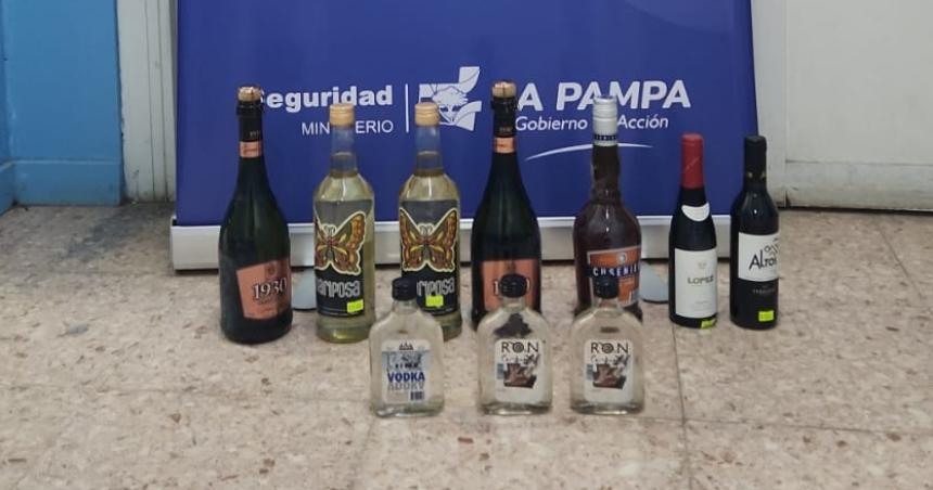 Robaron botellas de alcohol de una carniceriacutea pero los atropoacute la policiacutea