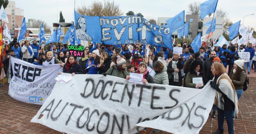 Pararon docentes y autoconvocados entregaron un petitorio en Casa de Gobierno