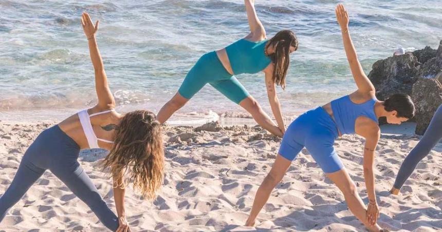 El boom del turismo om- por queacute hacer yoga en destinos naturales