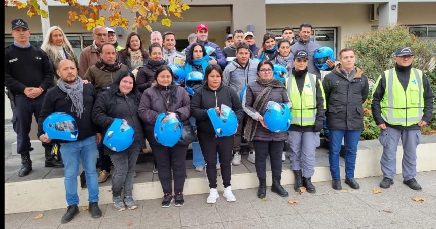 Capacitacioacuten y entrega de cascos para motociclistas en Parera