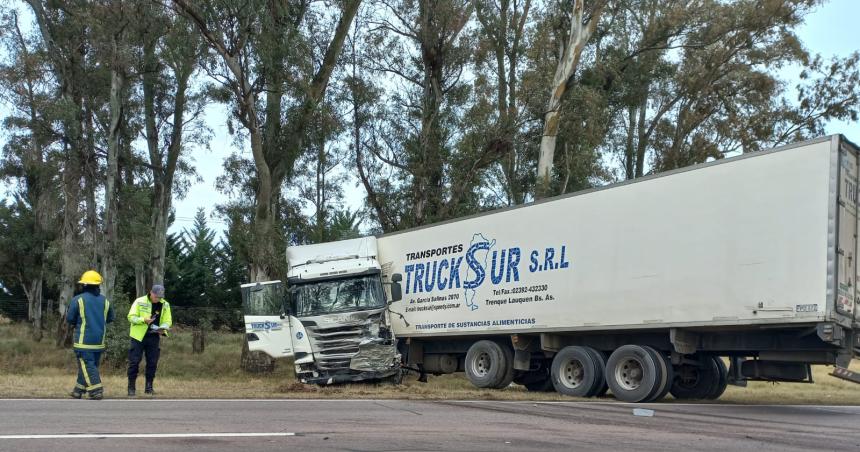 Un camioacuten hizo efecto tijera y provocoacute una tragedia en la Ruta 5