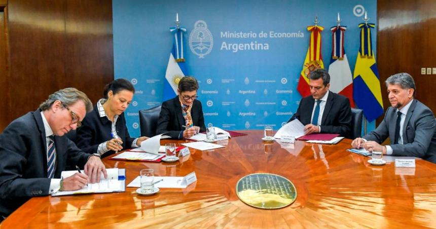 Massa firmoacute tres nuevos acuerdos para refinanciar la deuda con el Club de Pariacutes